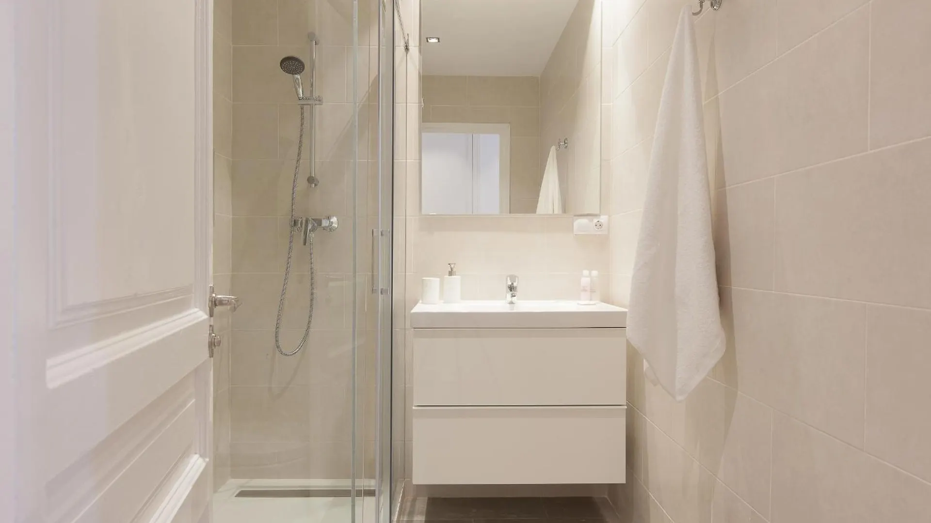 Click&Flat Seneca Suites برشلونة 0*,  إسبانيا