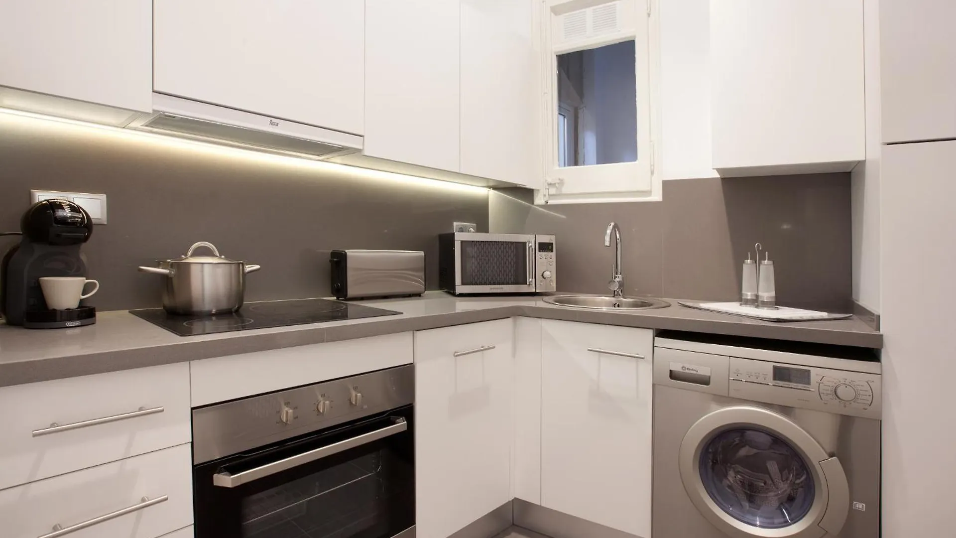 Click&Flat Seneca Suites برشلونة 0*,  إسبانيا